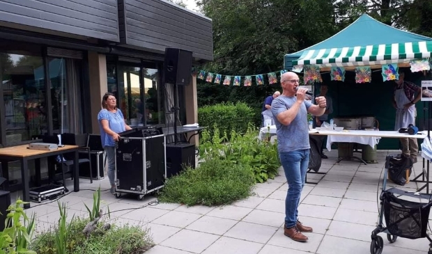 <p>Zanger Wil de Brouwer trad op in de tuin van Reyerheem.</p>