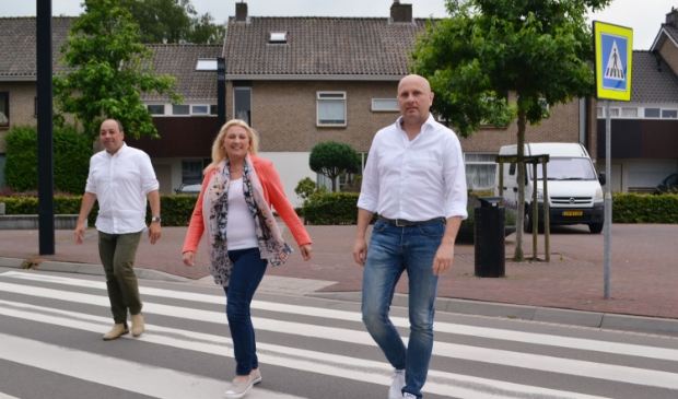 <p>De gemeenteraadsleden Marcen van Prehn (links) en Winnie Hofland met deurwaarder Arie Lodder. </p>