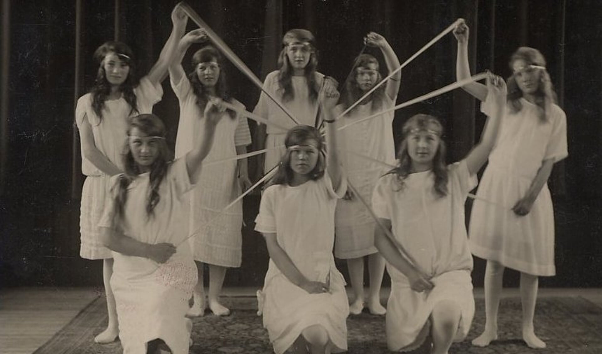 Een optreden van een damesgroep van OKK rond 1950