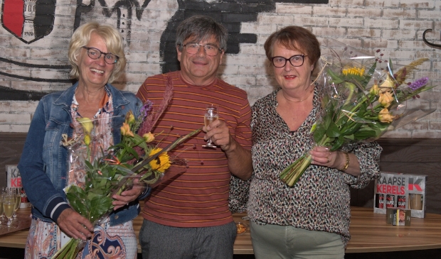 <p>Voorzitter Rinus Hitzert met Truus Noorlander (links) en Riet Blok</p>