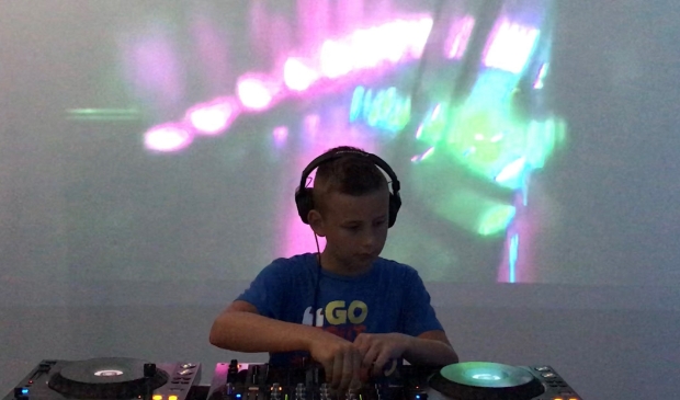 <p>In het DJ lokaal in De Baerne wordt de sfeer van een optreden gecreëerd (foto Toon Vengossie).</p>