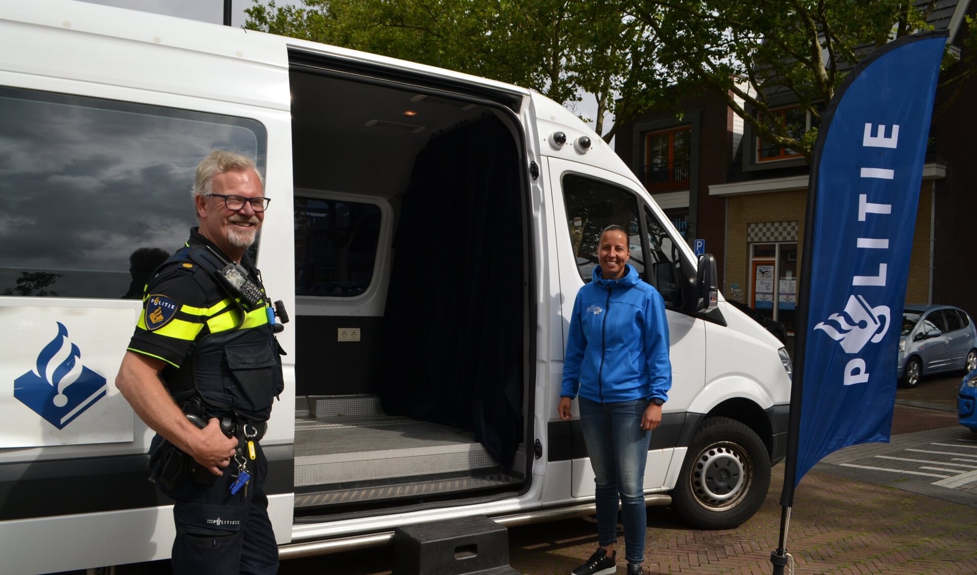 Jan Waasdorp en Mandy van der Heiden bij de escapebus. 