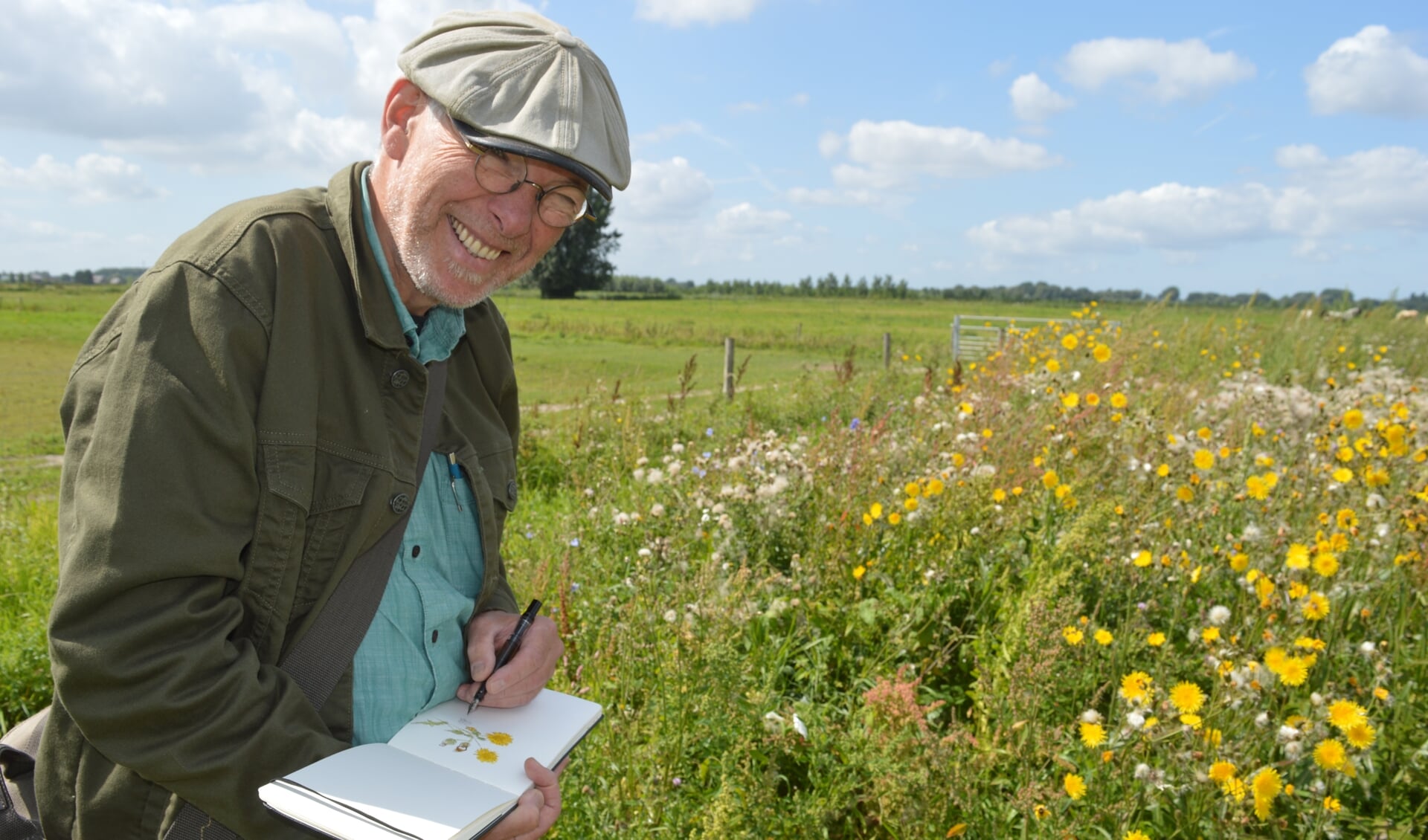 Gertjan Velthuizen legt bloemen vast in het Waalbos