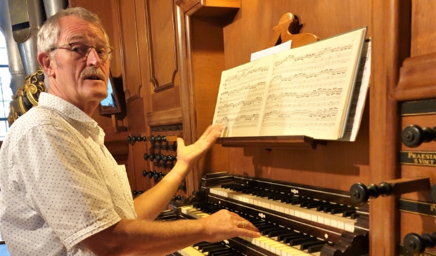 <p>Marien Hofman op een oefenavond achter het Van den Heuvelorgel</p>