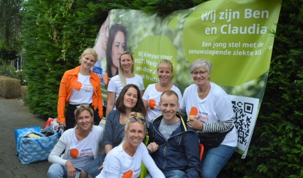 <p>Benjamin en Claudia van der Waal met de vrijwilligers die afgelopen zaterdag voor ze in touw waren in Slikkerveer.</p>