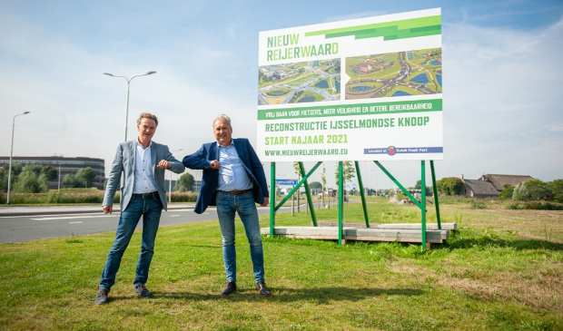 <p>Gert-Jan Metselaar van de GRNR en Pieter Ahsman van KWS bij de aankondiging van de werkzaamheden aan de IJsselmondse Knoop.</p>