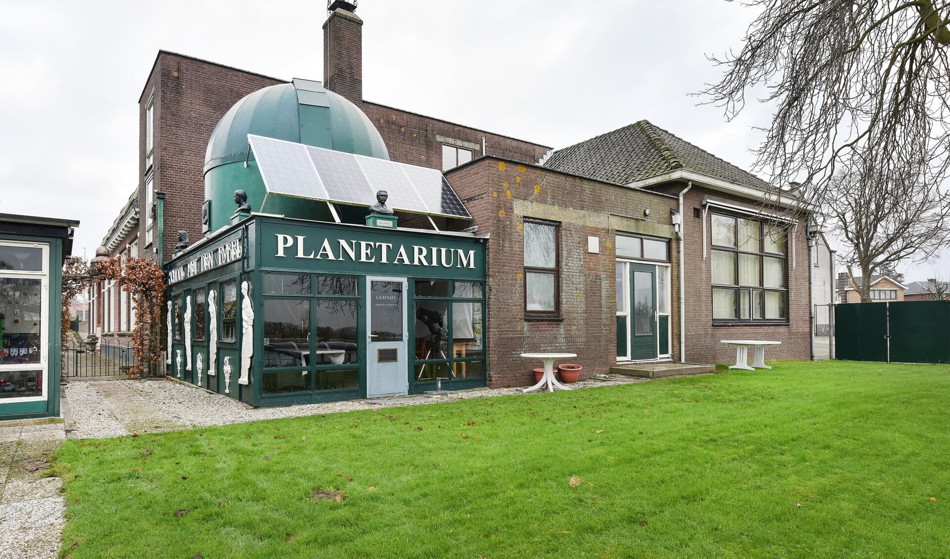 De achterkant van de voormalige school aan de Rijksstraatweg met aangebouwd planetarium