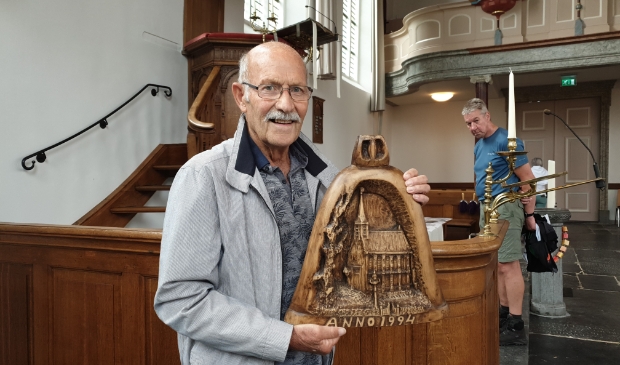 <p>P. van der Jagt met zijn houtsnijwerk.</p>