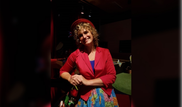 <p>Tante T glundert omdat ze weer verhalen kan gaan verzinnen met de kinderen. (Foto: Ruben Gouman). </p>
