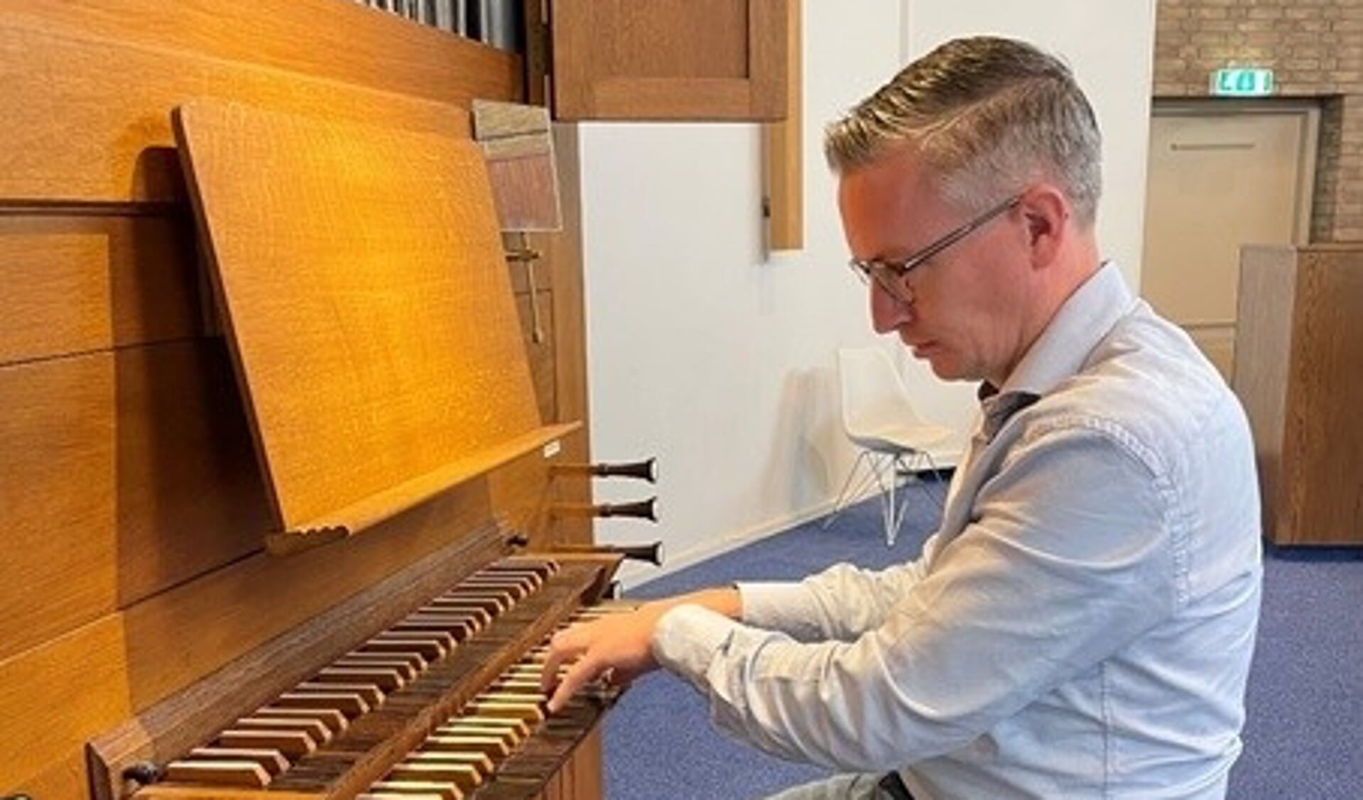 Jan Peter Teeuw achter het orgel van de PG-gemeente Bolnes