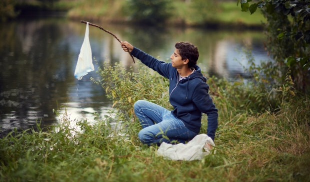 <p>Het scheppen van plastic en ander afval uit het water kan prijzen opleveren</p>