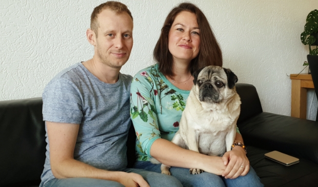 <p>Foto: Benjamin en Claudia met hun hond Bram.</p>