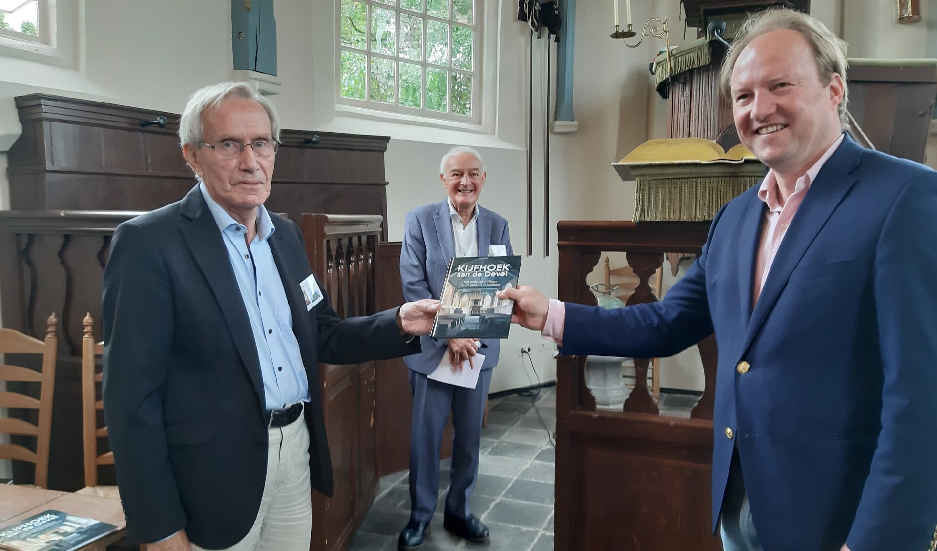 Auteur Kees Brinkman (links) overhandigt het eerste exemplaar aan burgemeester Hein van der Loo. 