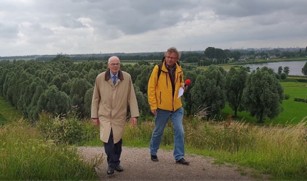 <p>Op weg naar de top van de Oude Maas Heuvel.</p>