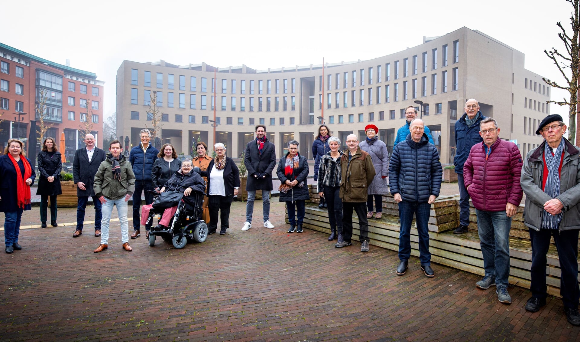Bijna alle kandidaten van Pvda-GroenLinks op het Koningsplein. (Foto is gefotoshopt, dus coronaproof gemaakt)