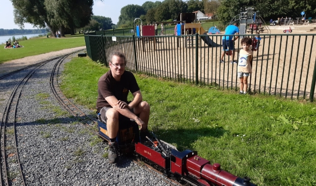 <p>Paul Lelieveld op een van de stoomlocomotieven.</p>