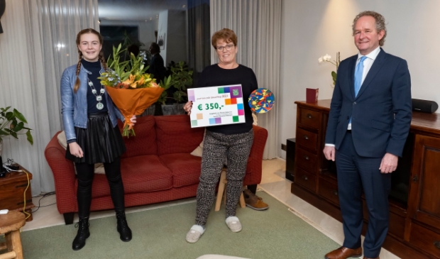 <p>Monique Spijkerman neemt de prijs in ontvangst.</p>
