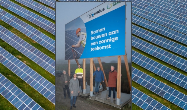 <p>Wethouder Tanja de Jonge bij het Biobord langs de A15. </p>