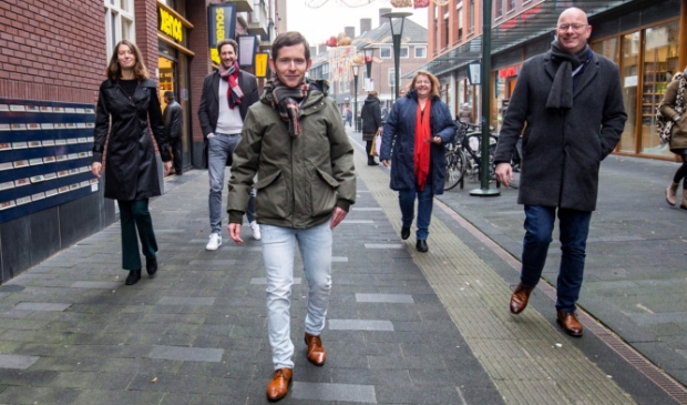 <p>Kandidaten van PvdA-GroenLinks op weg naar het gemeentehuis</p> 