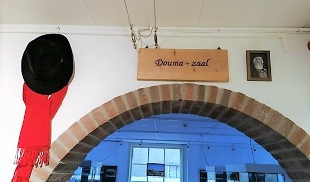 <p>De hoed en sjaal van Marten Douma in de Douma-zaal</p>