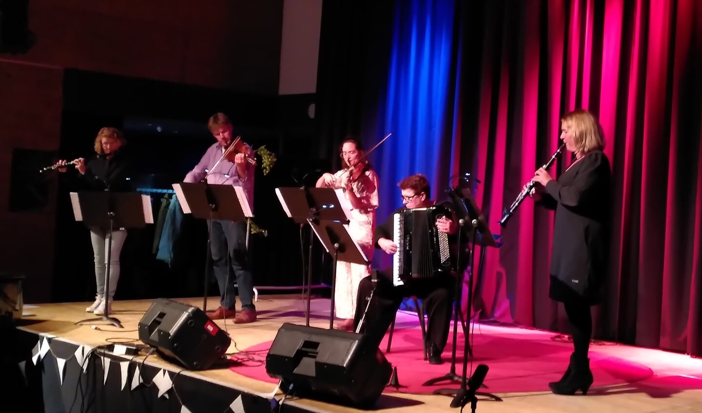 Het docentenensemble aan het werk tijdens het Docentenconcert in De Baerne (foto Henk Elderson)