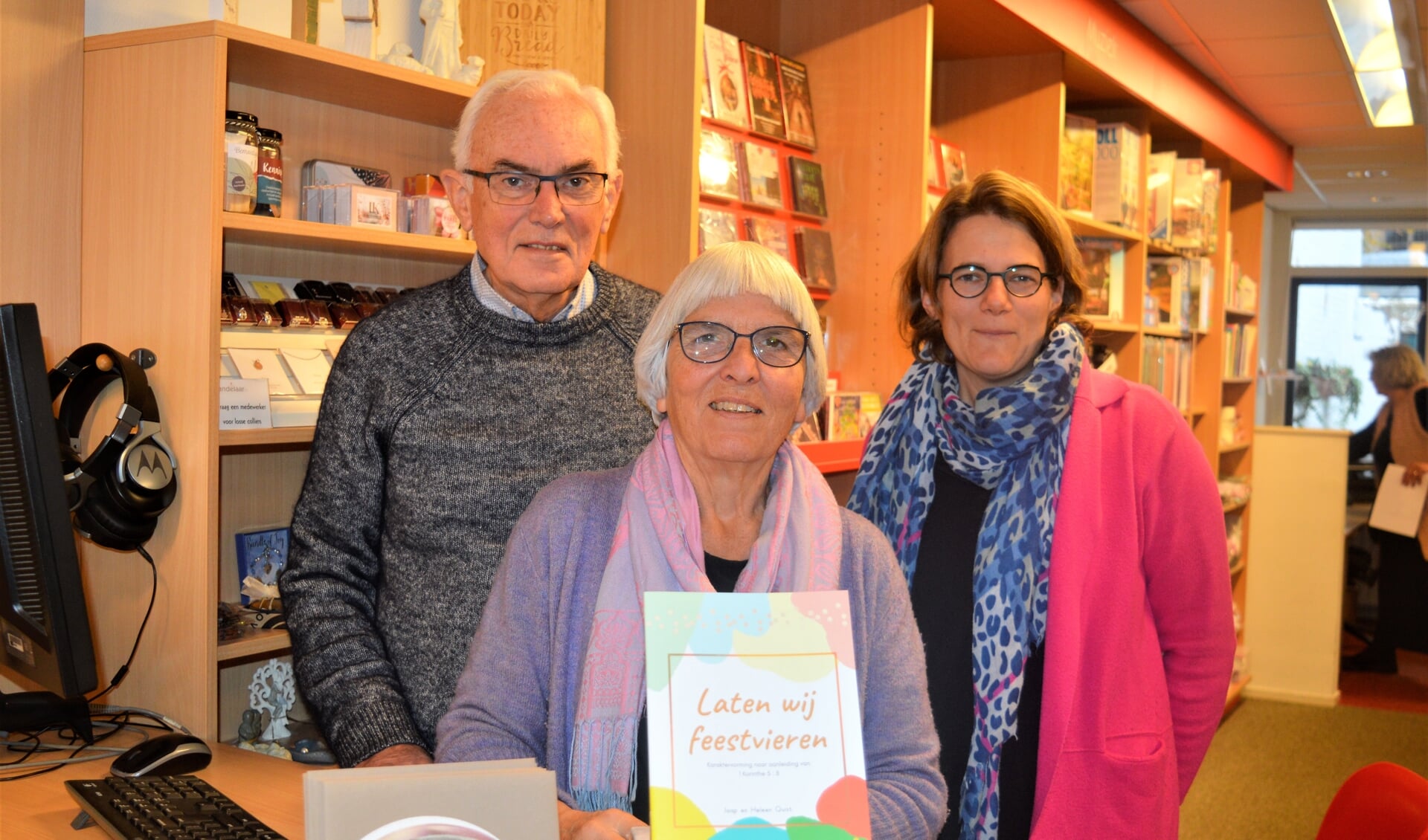 Jaap en Heleen Quist met Pauline Peekstok achter het boekje in De Kandelaar
