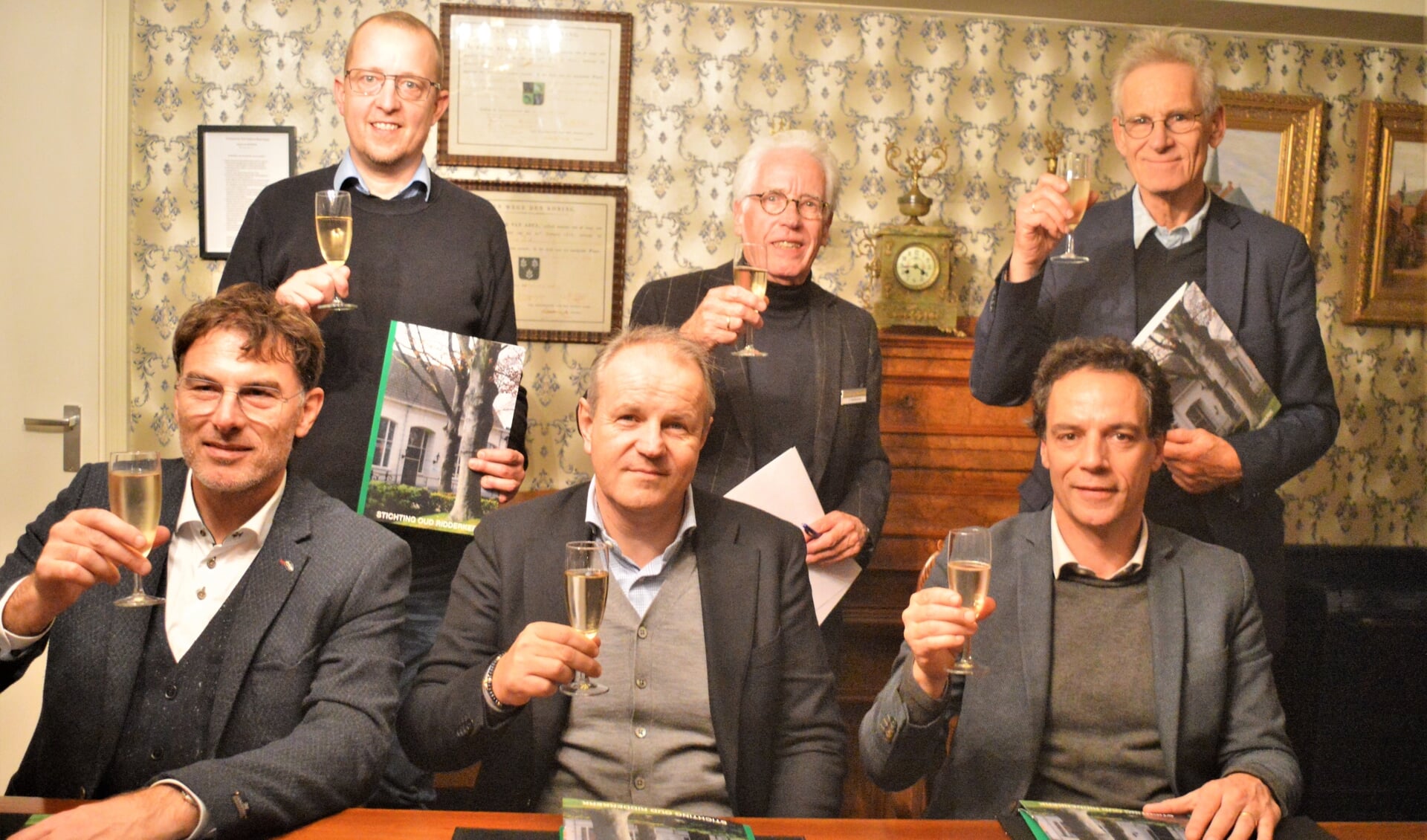Champagne na nieuwe contracten: v.l.n.r. Dionysios Sofronas (Aardhoom), René Freriks (Trelleborg), Martijn Punt (Quooker) met daarachter Niels Plaisier (Plaisier), Jan Verhoeven (Oud Ridderkerk) en Anco T. Noordhuis (Rolas)