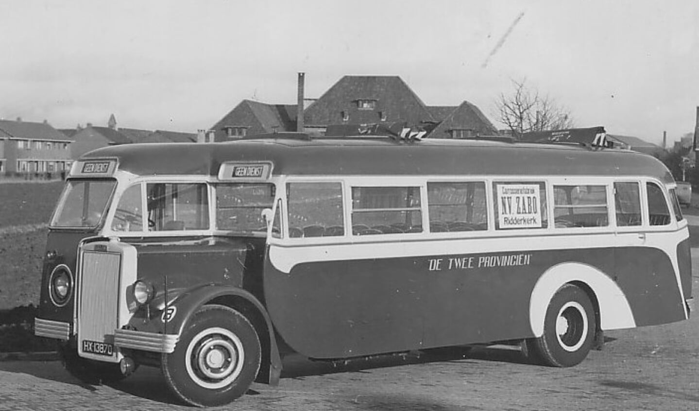Een van de opmerkelijkste naoorlogse bussen van RAGOM, een Leyland Tiger uit 1948, hier bij de aflevering door ZABO