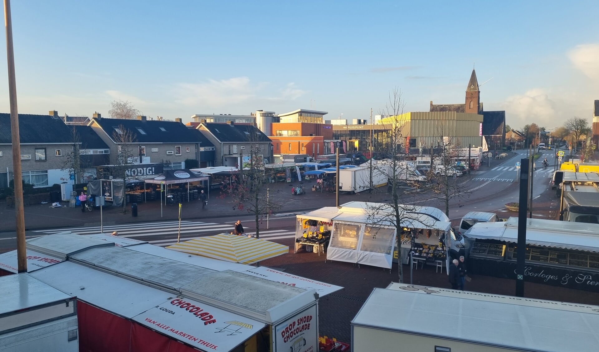 De weekmarkt in Barendrecht Centrum.