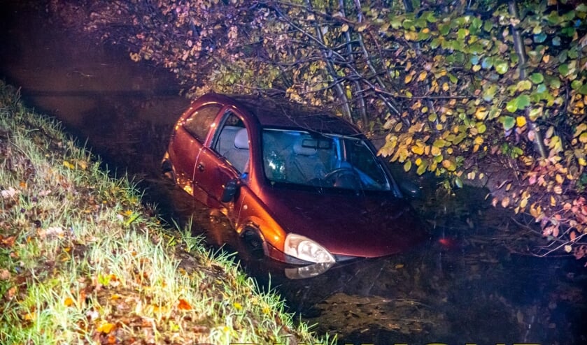 Auto In De Sloot Aan De Rivierweg - Oozo.nl