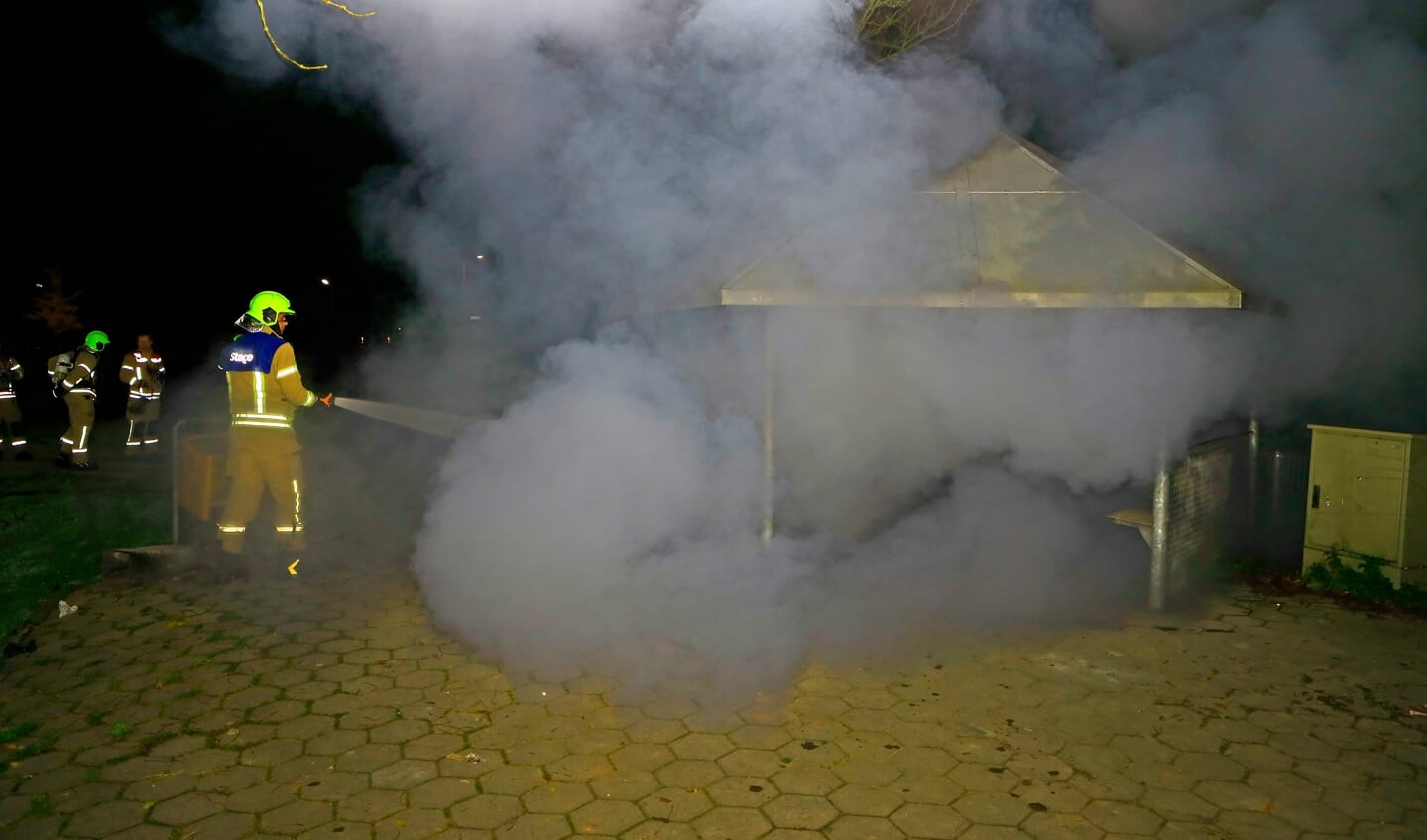 Veel rook onder de JOP in Rijsoord (foto Dennis van Wingerden)