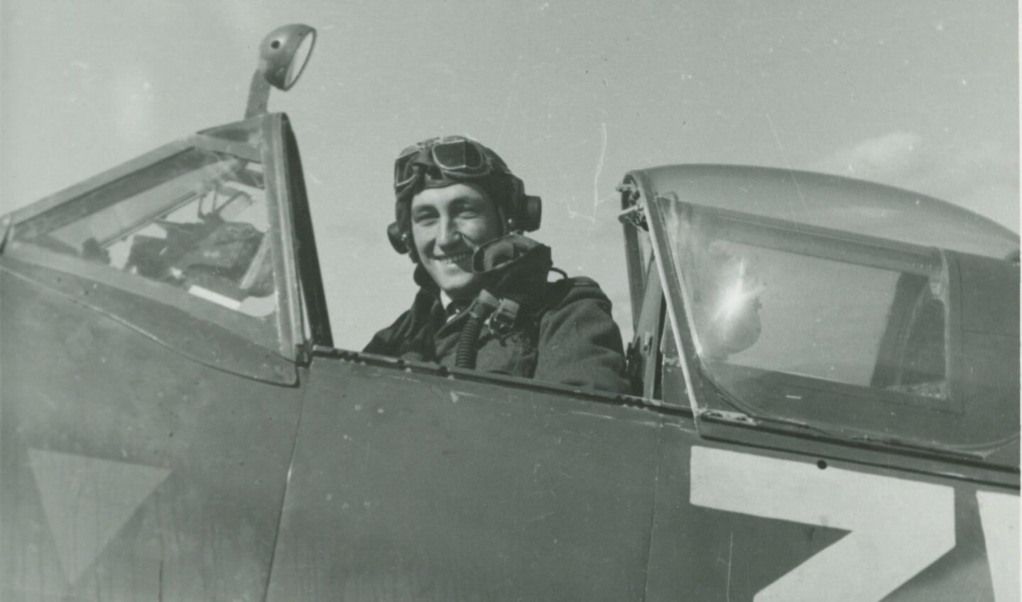 Jochem Bakker in de cockpit van zijn Spitfire jachtvliegtuig.(foto: beeldbank Ministerie van Defensie)