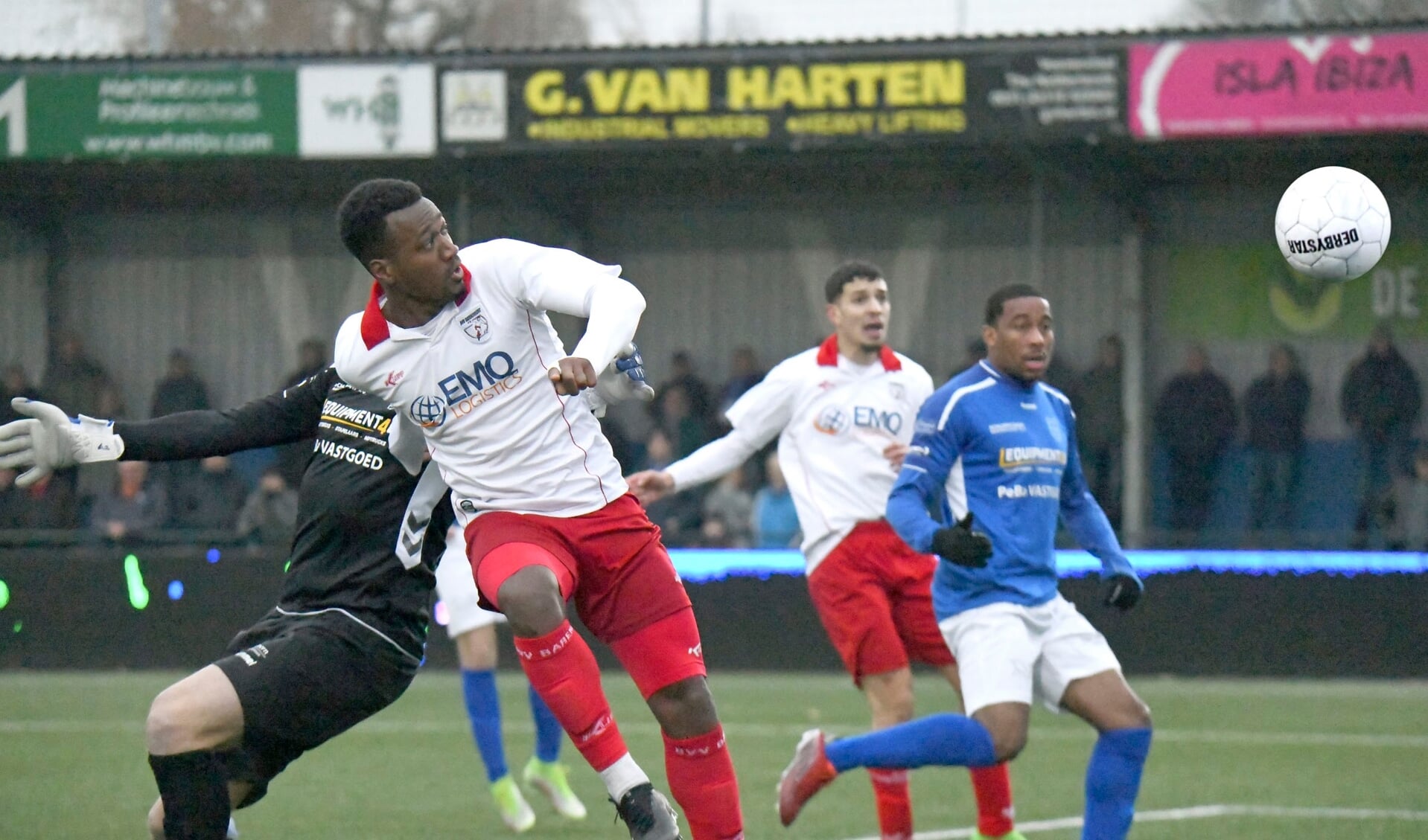 Robbert Olijfveld scoort zijn zevende competitietreffer, 2-4. (foto: Cees Bakker)