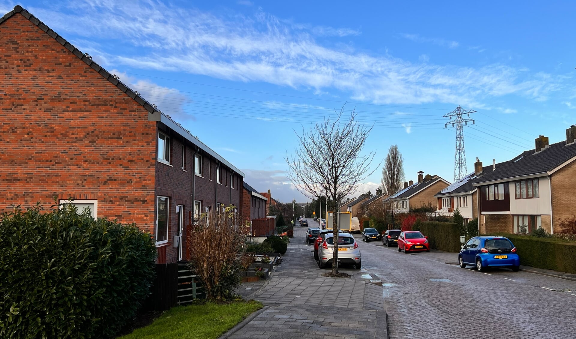 Goed geïsoleerde woningen (links), maar nog steeds in de kou