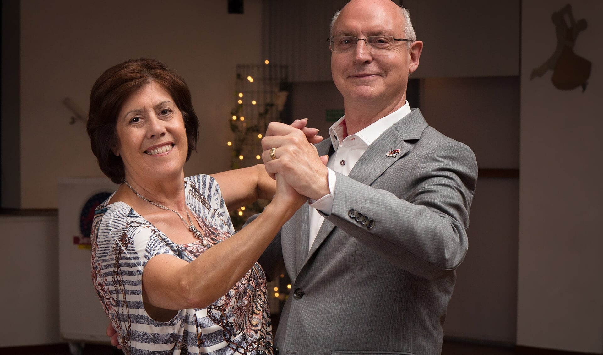 Ank en Anrie Remus gaan dansen in Bolnes (foto Martin de Gast)