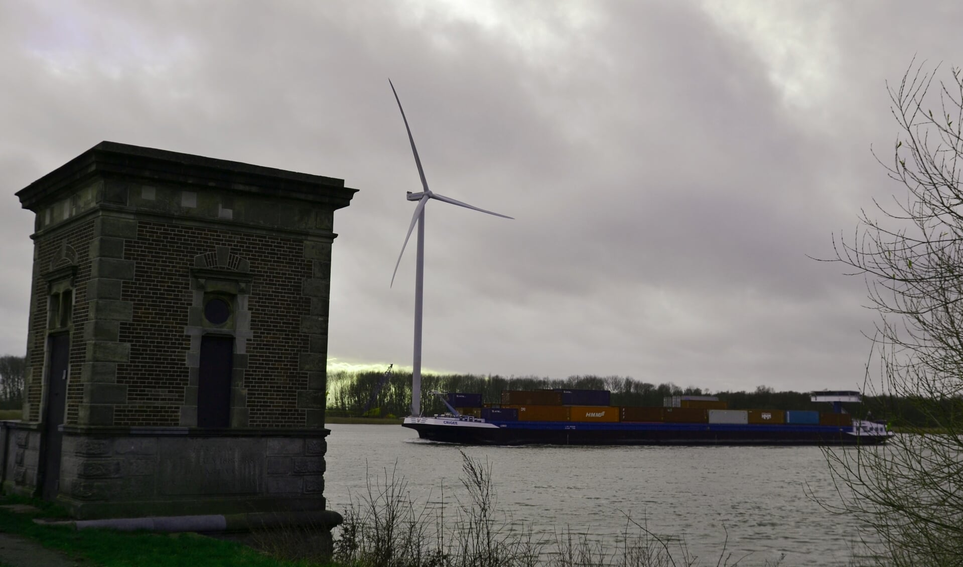 Windturbine aan de Oude Maas.