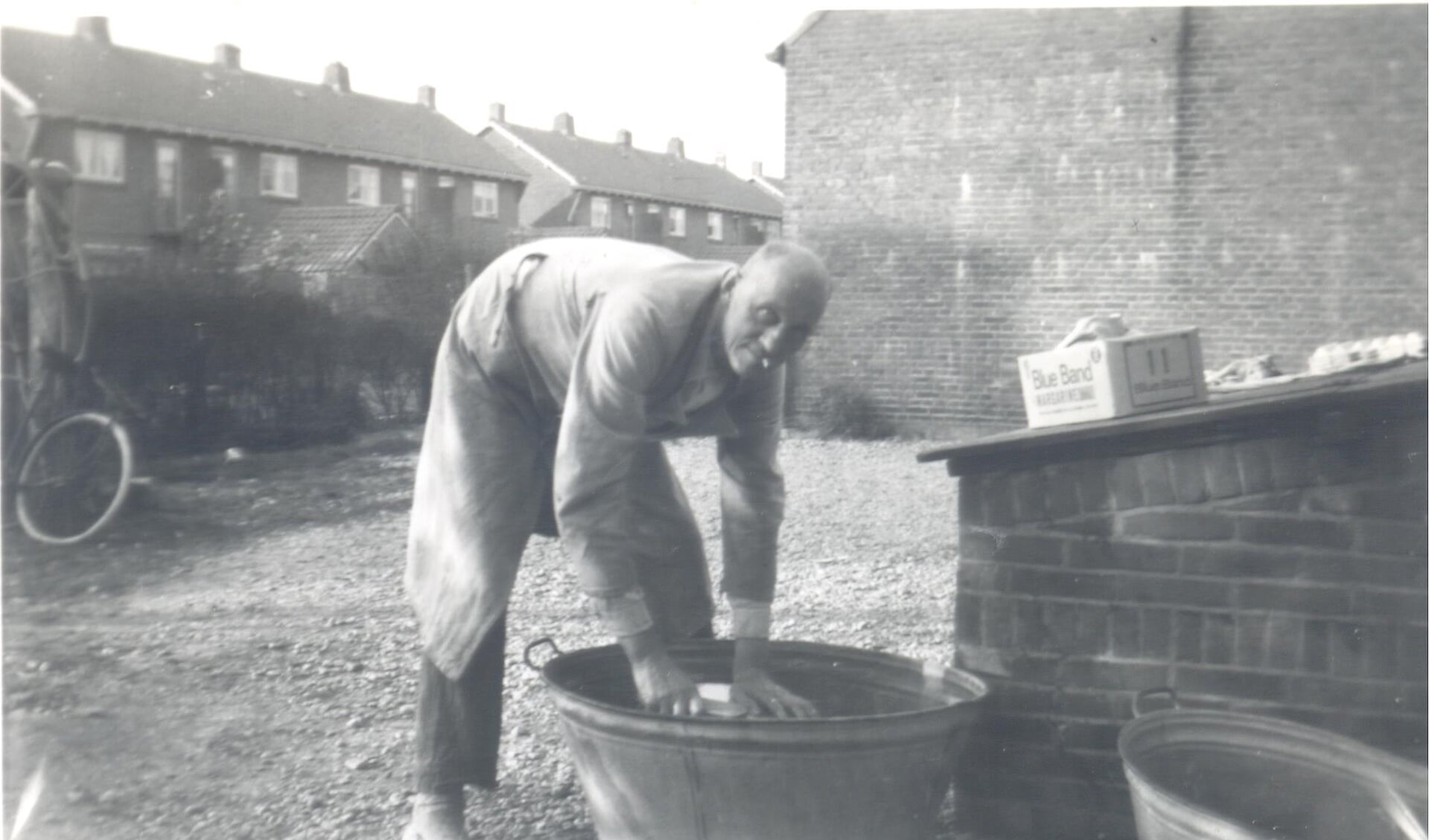 Kaasboer Oskam bezig met het wassen van kazen
