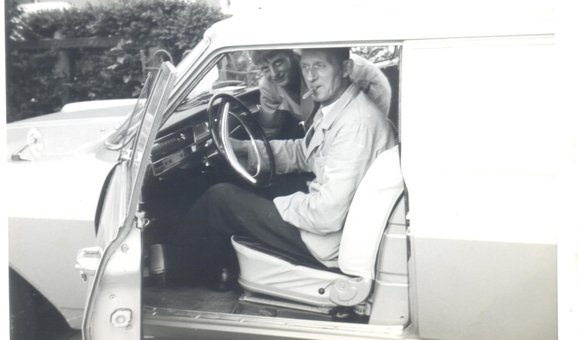 Kaasboer Oskam in zijn auto