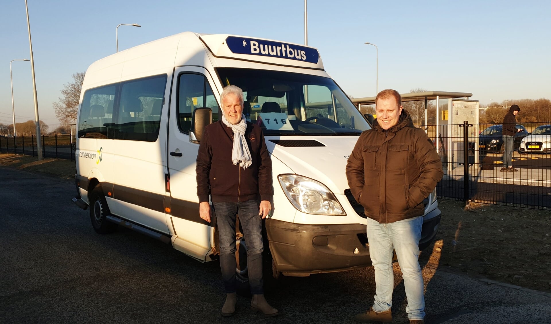 Chauffeur Dick van Raffen en voorzitter Carsten Visser tijdens de korte pauze in Heinenoord.