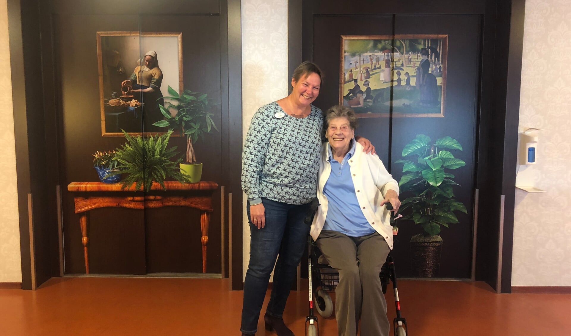 Esther Frank met mevrouw Heezen voor de 'Rijksmuseumliften'.