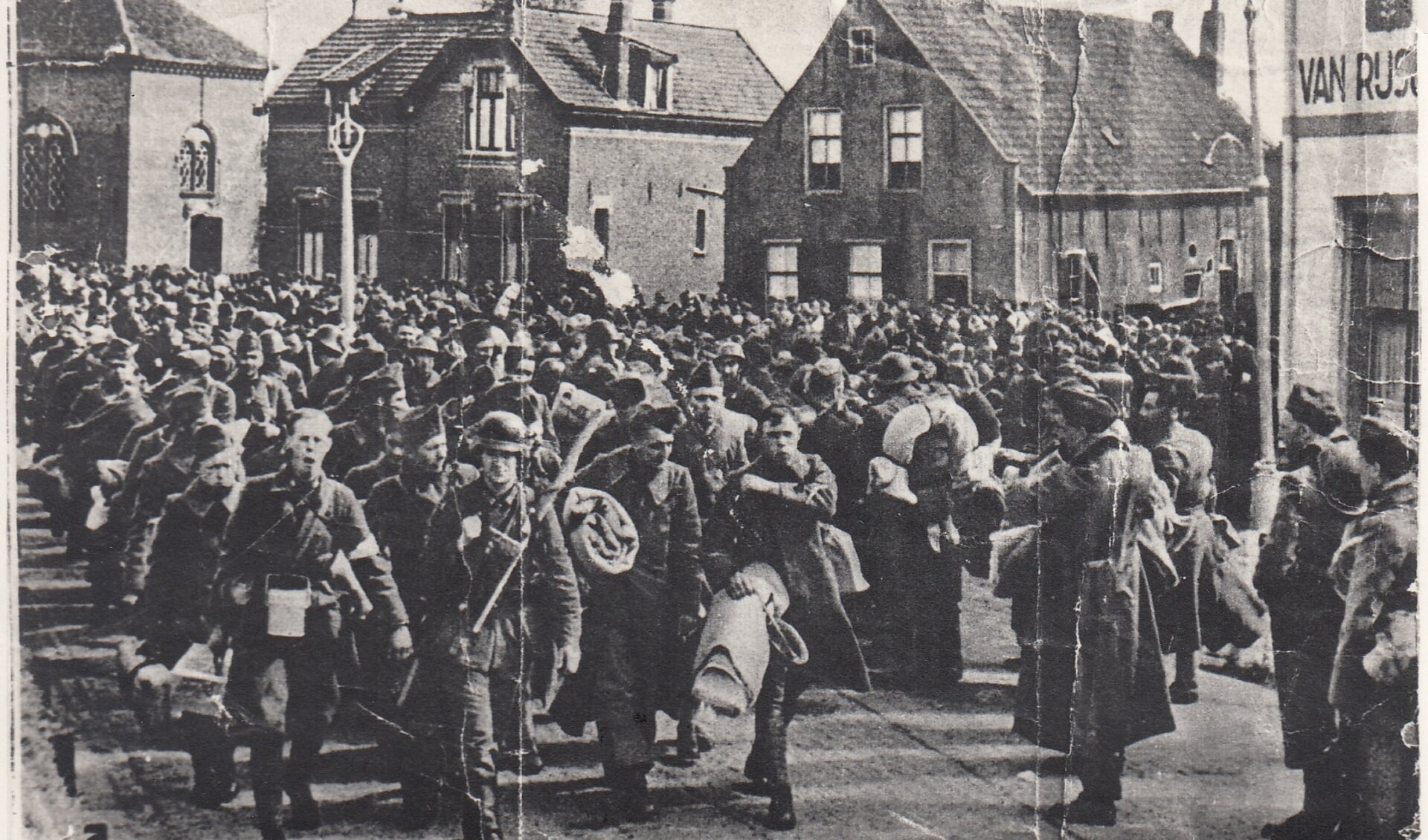 Nederlandse krijgsgevangen worden afgevoerd vanuit Rijsoord