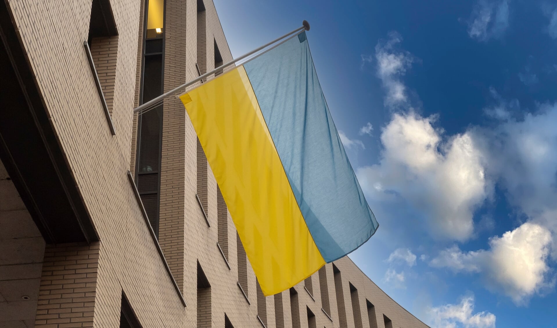 Sinds enkele dagen wappert de vlag van Oekraïne van de gevel van het gemeentehuis aan het Koningsplein