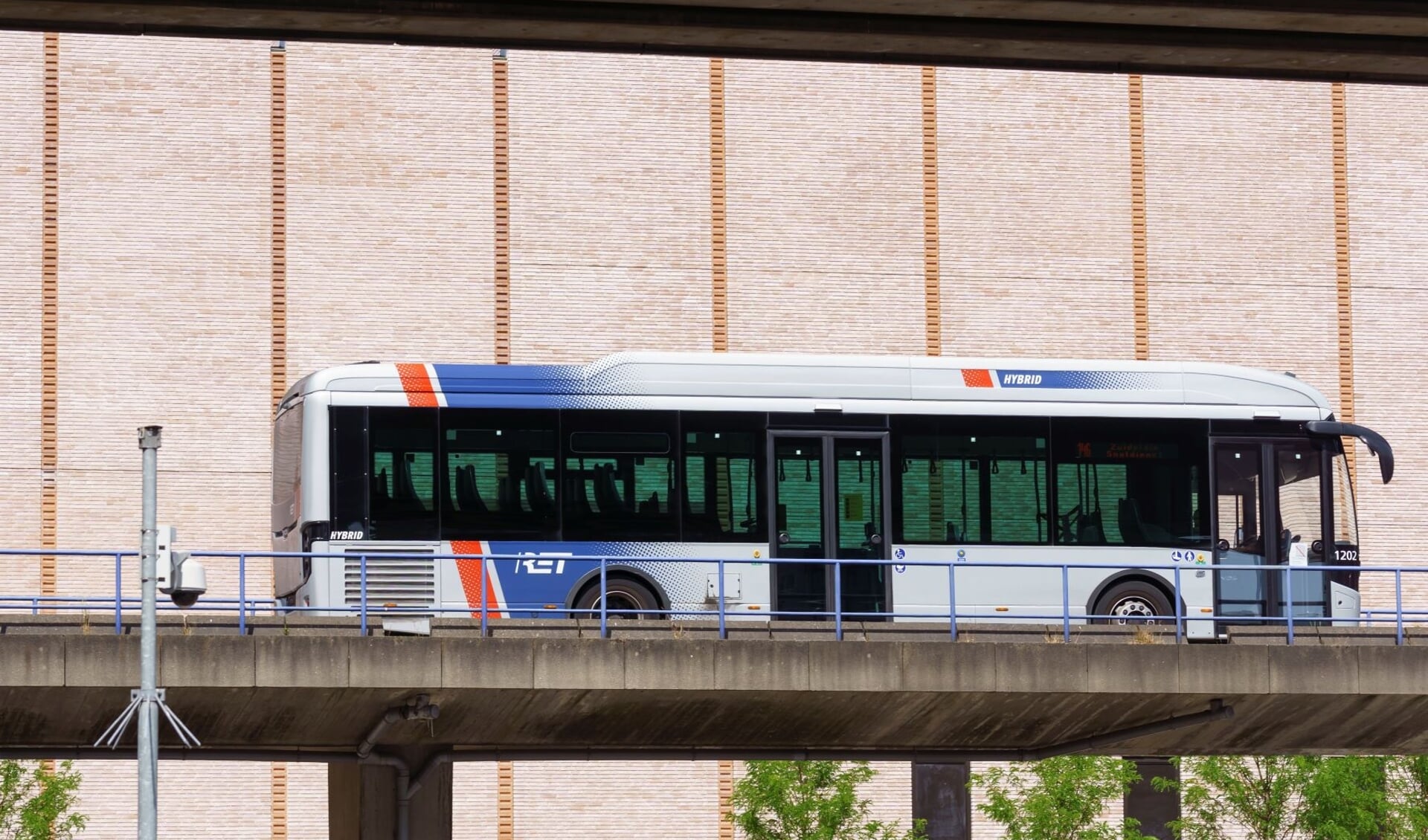 Een hybride bus van de RET. 