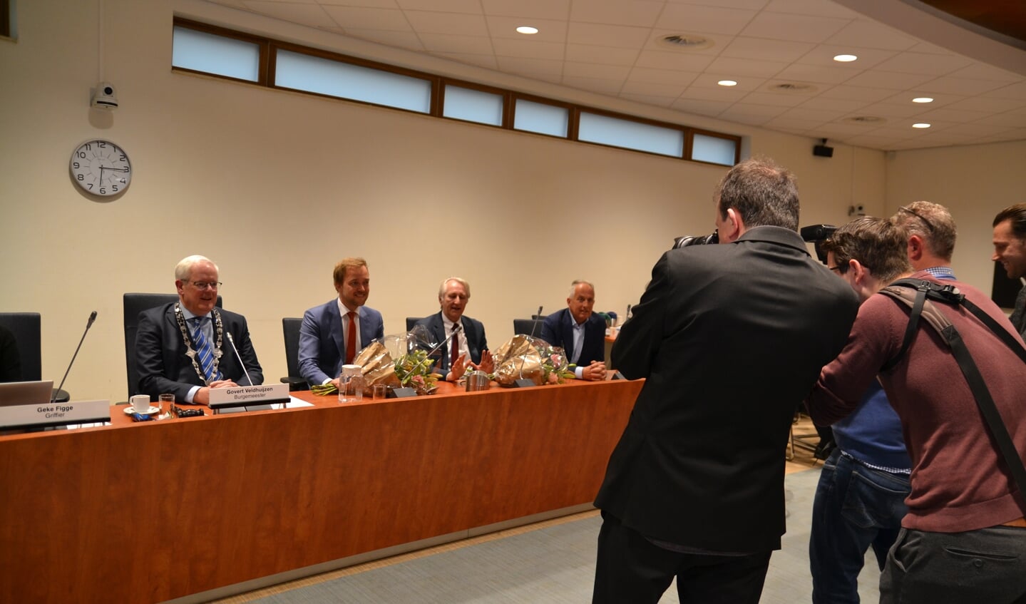 De wethouders Vermaat en Van der Linden hebben plaatsgenomen naast de burgemeester.