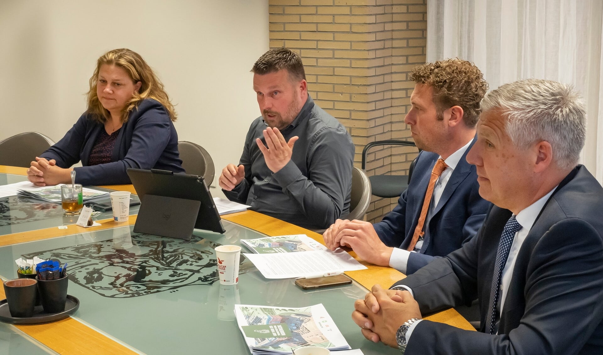 Linda Klaver (VVD), Henk van Os (Partij 18PLUS), Daan Kardol (SGP) en Ton Overheid (CDA) presenteerden het coalitieakkoord.