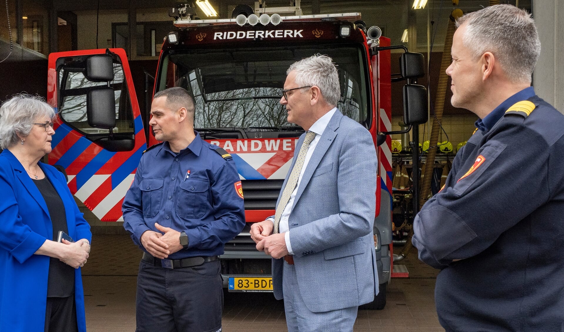 Wijkbrandweerman Delano van Berkel in gesprek met burgemeester Anny Attema. Rechts VRR-directeur Arjen Littooij en directeur Brandweer bij de VRR Michiel van Kruijsbergen.