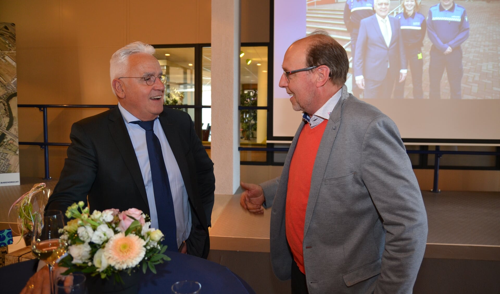 Oud-wethouder Cees Schaap in gesprek met ondernemer Piet Barendregt.)