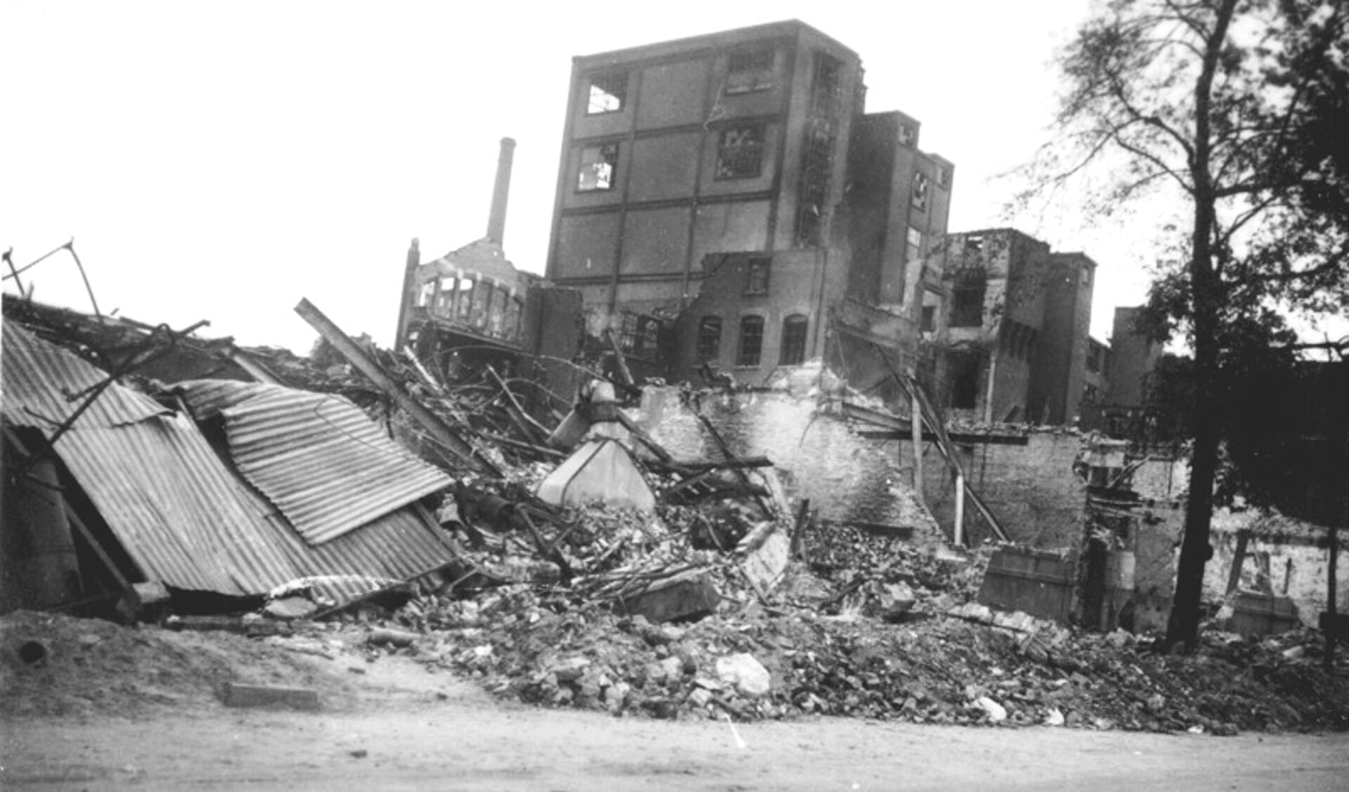 De beschadigde fabriek van Jamin.
