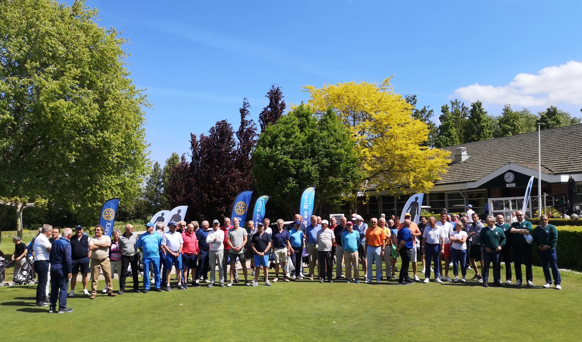Aan het begin van de golfmiddag werd een groepsfoto gemaakt van alle deelnemers.