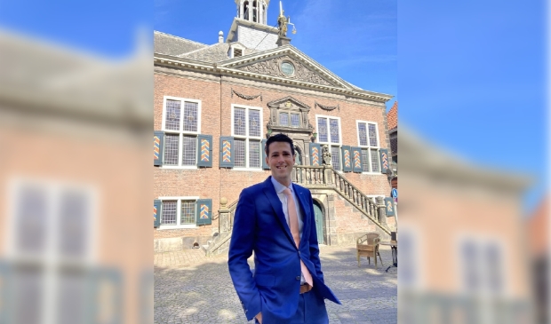 <p>Arnoud Proos voor het stadhuis van Vlaardingen. (foto: Twitter)</p>